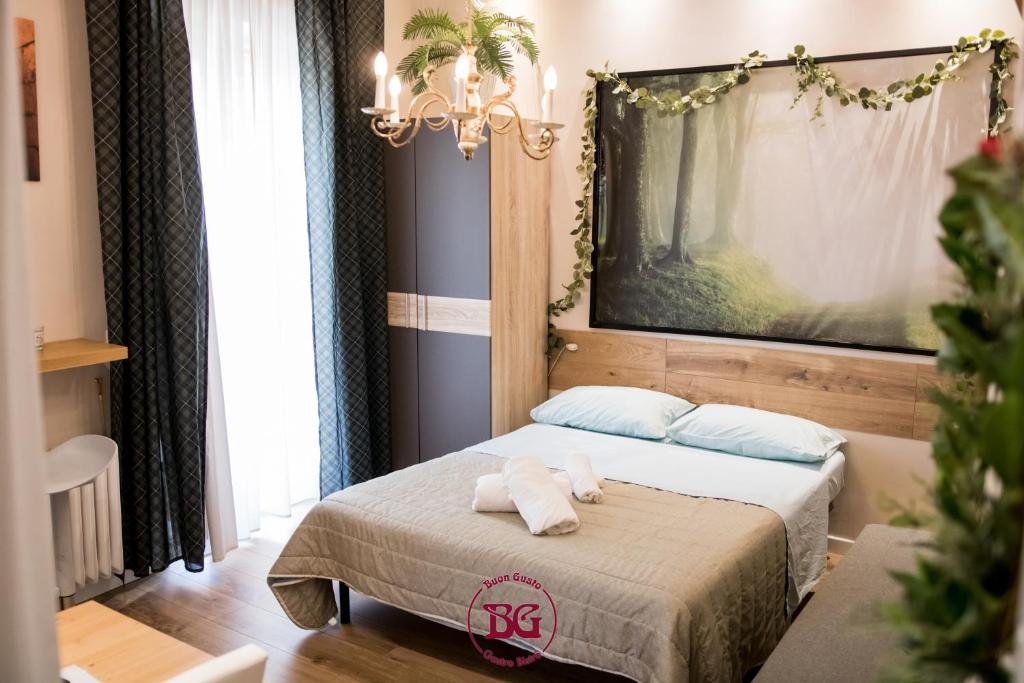 una camera da letto con un letto e due asciugamani di Dimora Elizabeth a Modugno