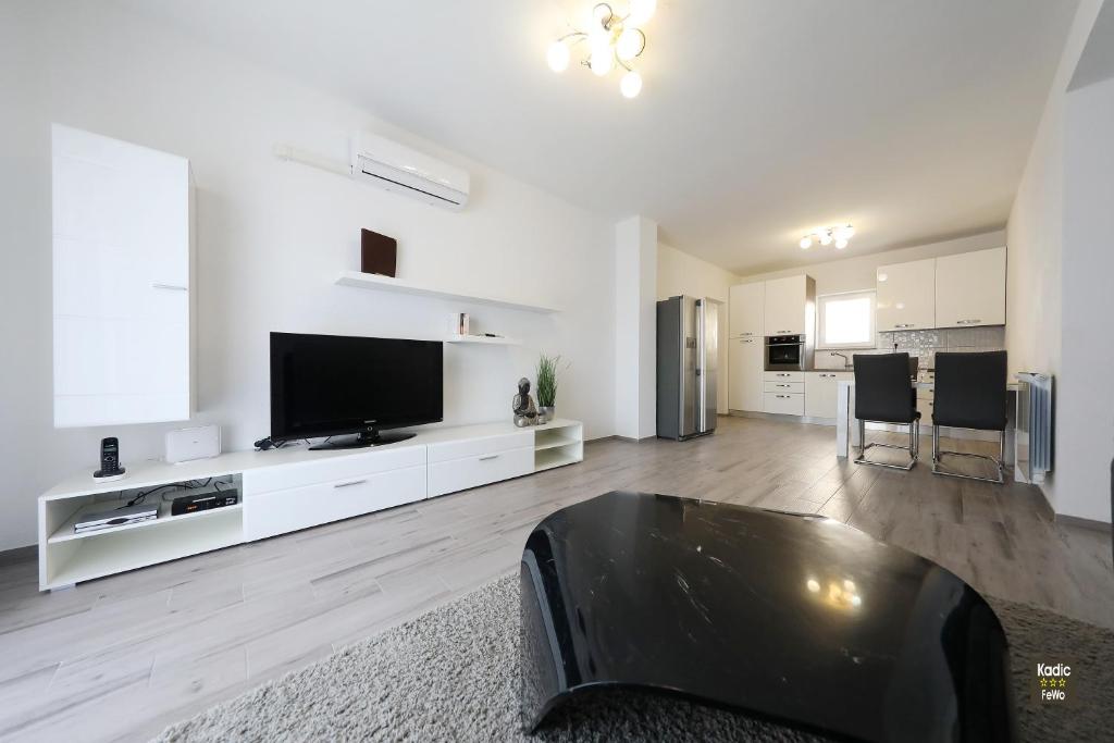 Televízia a/alebo spoločenská miestnosť v ubytovaní Carmen Apartment Deluxe