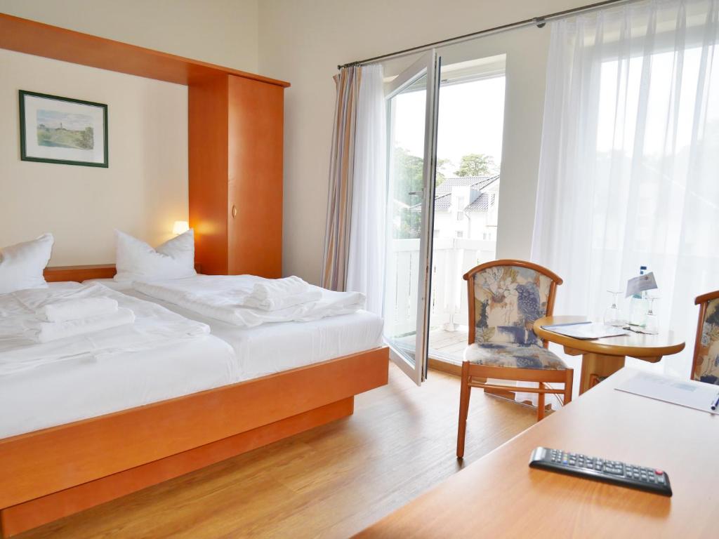 Postel nebo postele na pokoji v ubytování R&R Hotel Strandallee