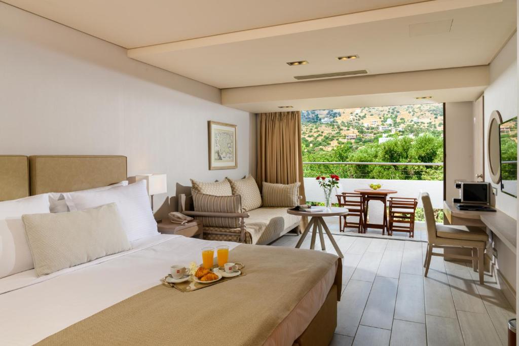 Posezení v ubytování Elounda Bay Palace, a Member of the Leading Hotels of the World