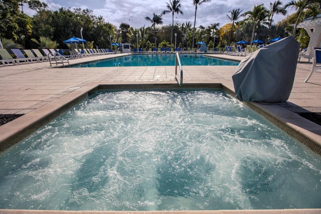 Bazén v ubytování Ocean Pointe Suites at Key Largo nebo v jeho okolí