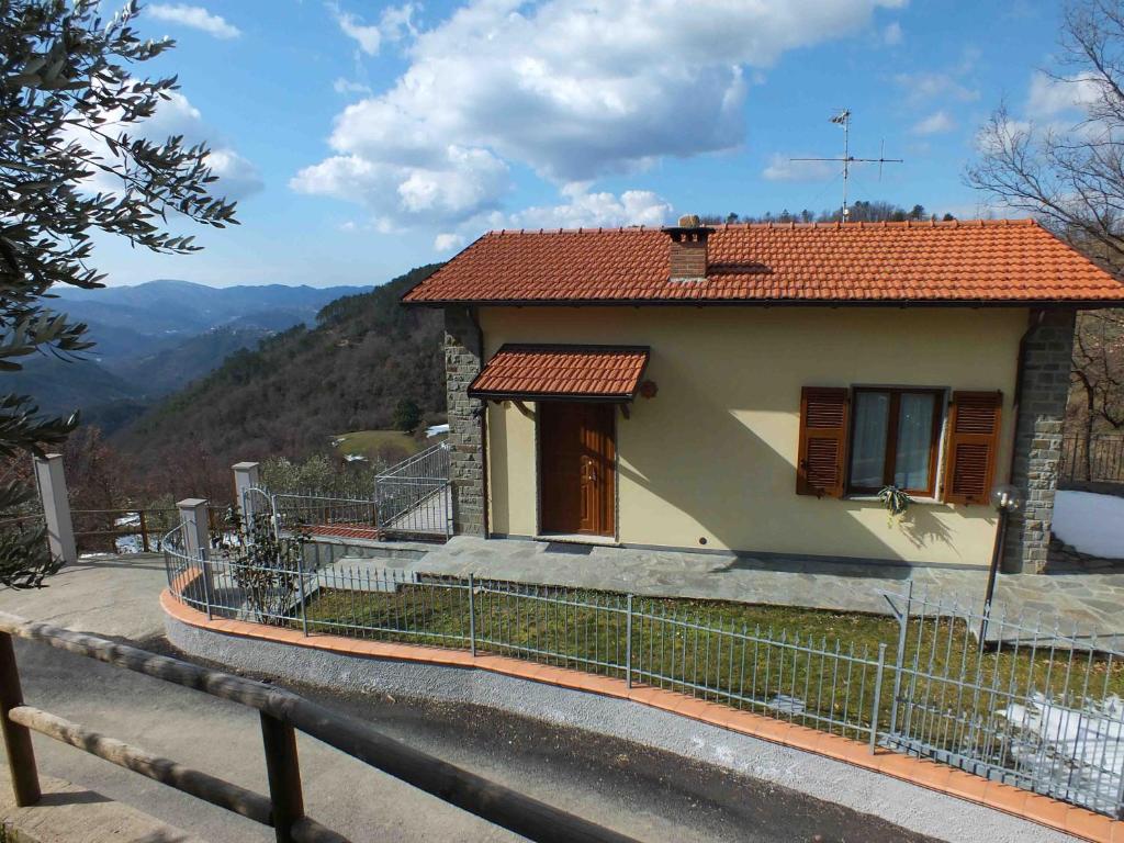 a small house with a fence around it at Il Poggio Degli Olivi in Serò