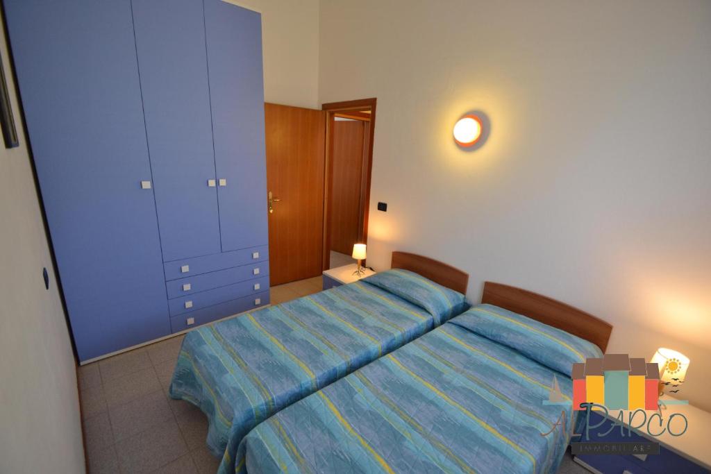 1 dormitorio con 1 cama y vestidor en Fiordo Topazio, en Isola Albarella