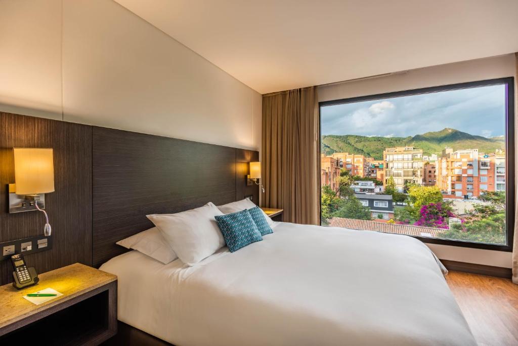 Nespecifikovaný výhled na hory nebo výhled na hory při pohledu z hotelu