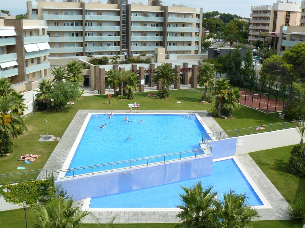 an overhead view of a large swimming pool in a city at Ibersol Spa Aqquaria in Salou