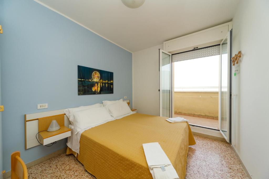 A bed or beds in a room at Albergo Roma Spiaggia