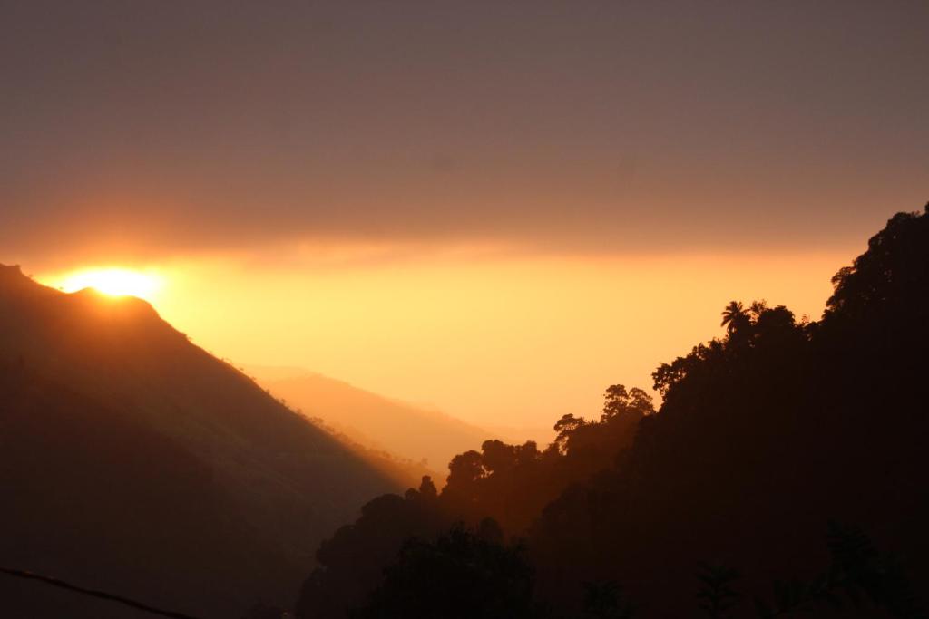 einen Sonnenuntergang auf einem Berg mit Sonnenuntergang in der Unterkunft Welcome Inn in Ella