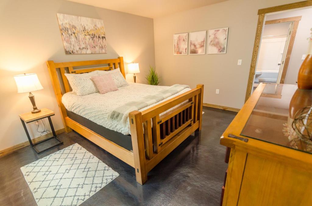 um quarto com uma cama de madeira num quarto em Glacier Suites #1 em Palmer