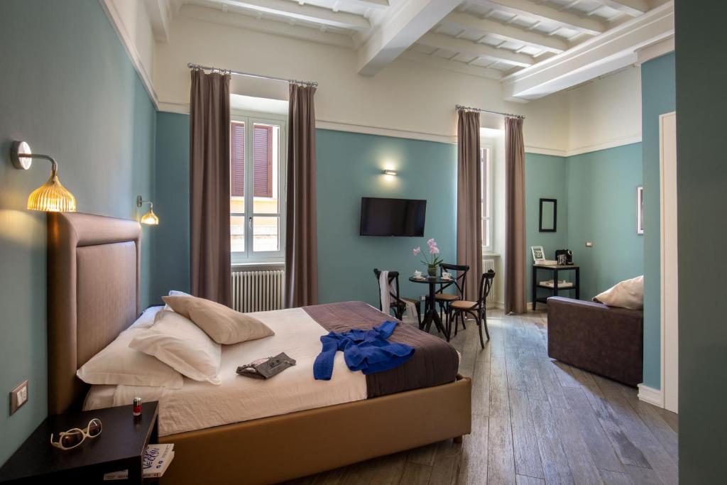 My Trevi Charming & Luxury Rooms في روما: غرفة نوم مع سرير وغرفة معيشة