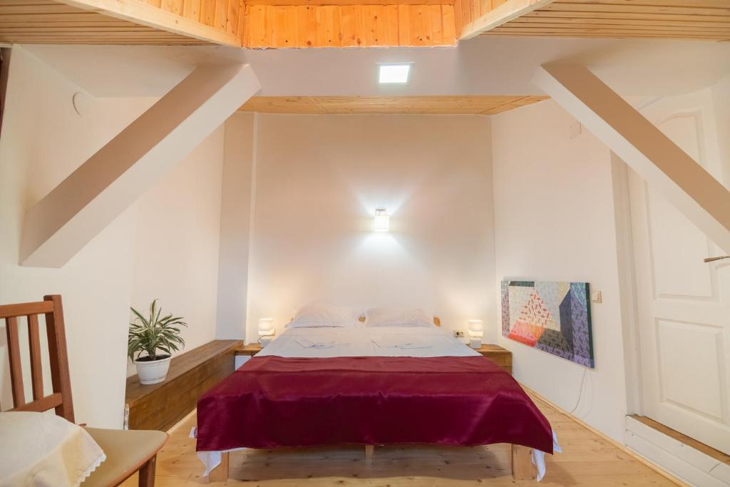 sypialnia z łóżkiem w pokoju z drewnianym sufitem w obiekcie Bed&Wood in Center of Oradea 1 w mieście Oradea