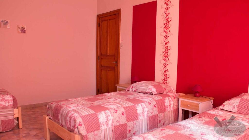 Postel nebo postele na pokoji v ubytování Gîte ferme du moulin