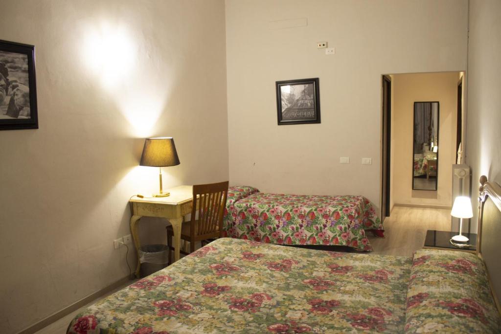 A bed or beds in a room at Hotel Medici