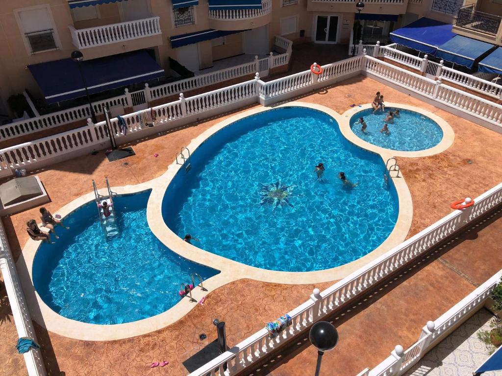 una vista aérea de dos piscinas en un hotel en Andy apartman, Santa Pola, en Santa Pola