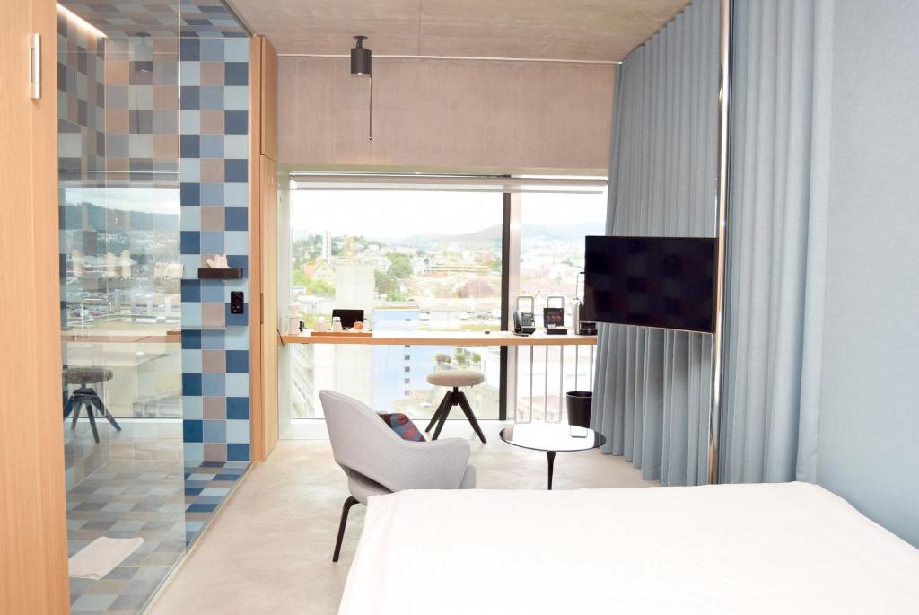 Uma televisão e/ou sistema de entretenimento em Placid Hotel Design & Lifestyle Zurich