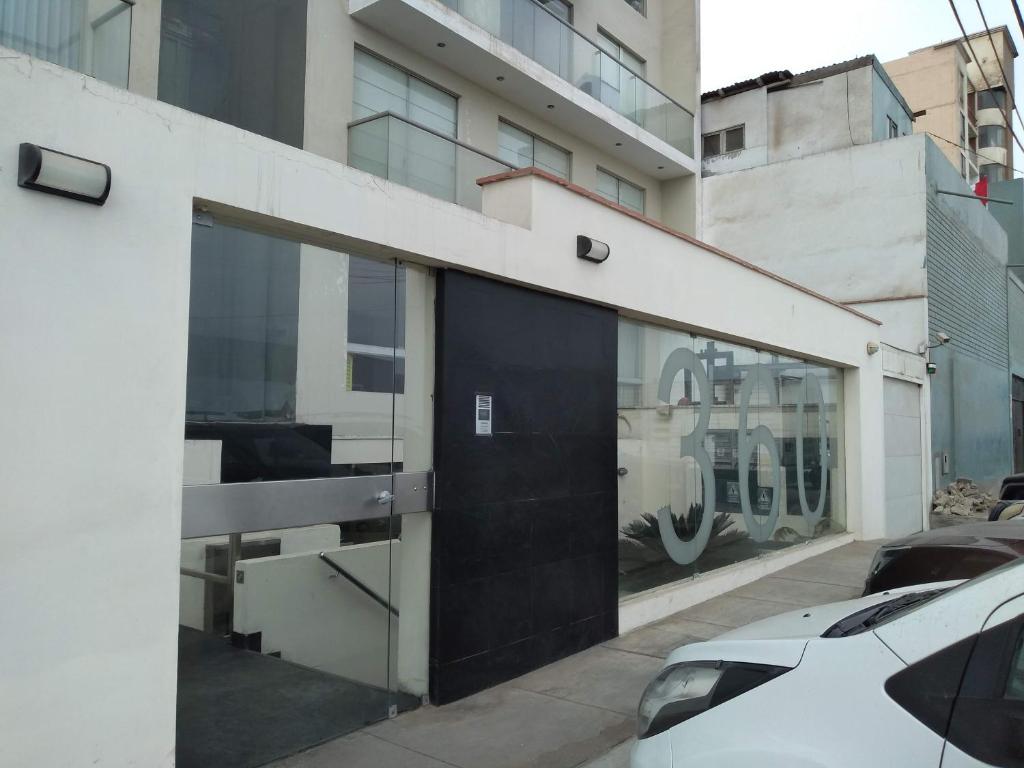 un edificio con una puerta negra en una calle en Beachfront Condo San Miguel, en Lima