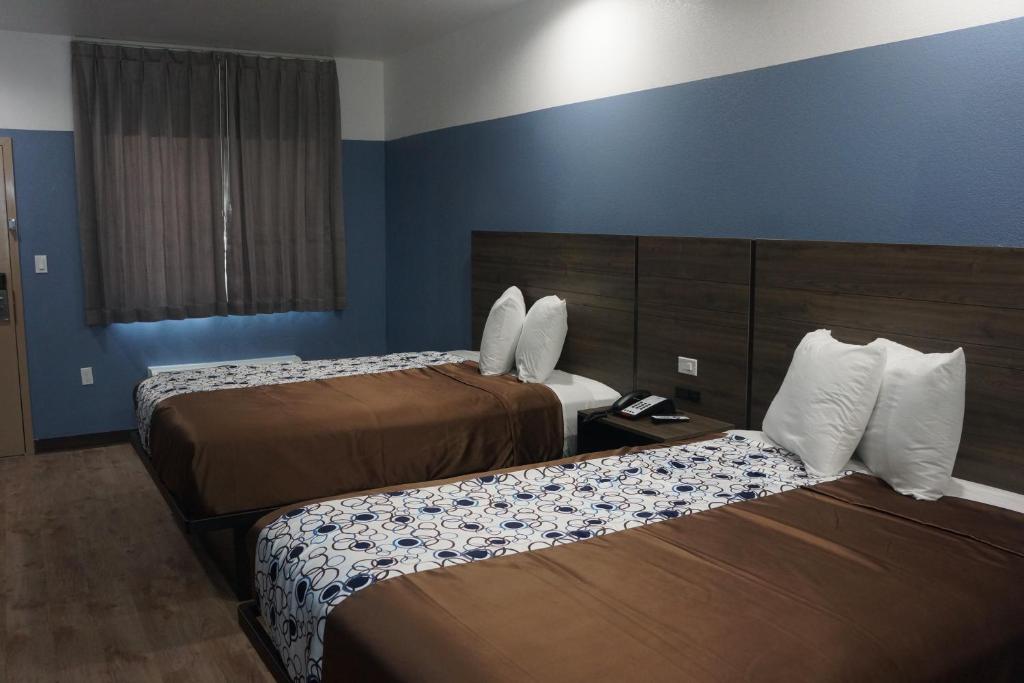 Postel nebo postele na pokoji v ubytování Texan Hotel