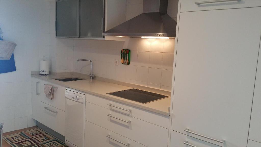 A kitchen or kitchenette at A CASA DO BUXO