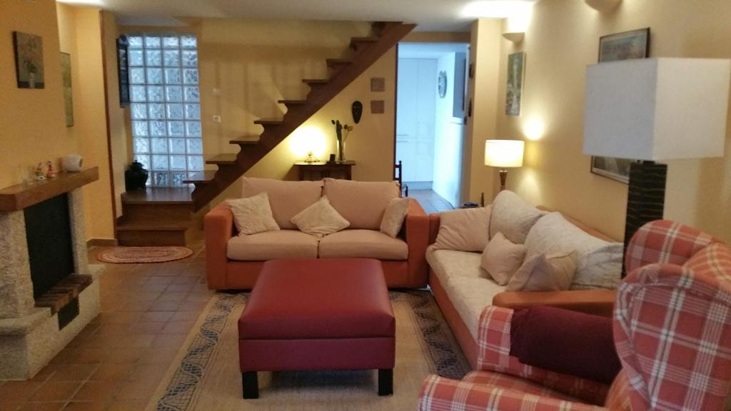 A seating area at A CASA DO BUXO