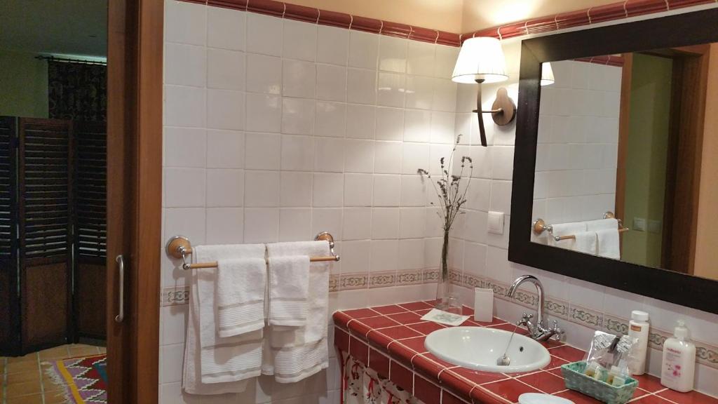 A bathroom at A CASA DO BUXO