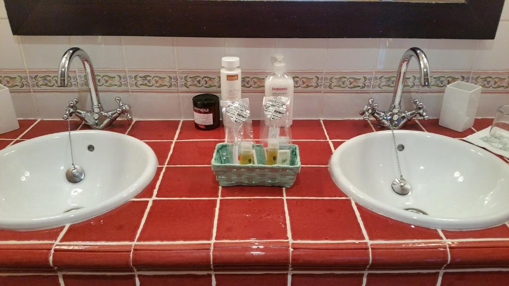 A bathroom at A CASA DO BUXO