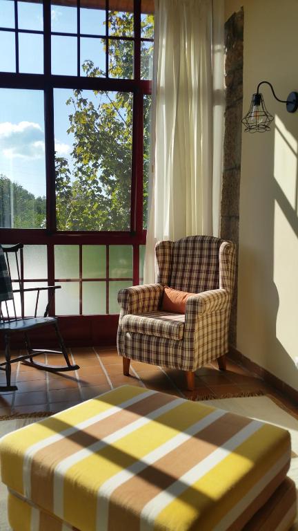 A seating area at A CASA DO BUXO