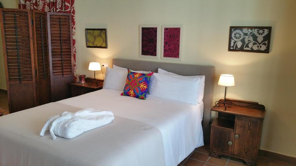 A bed or beds in a room at A CASA DO BUXO