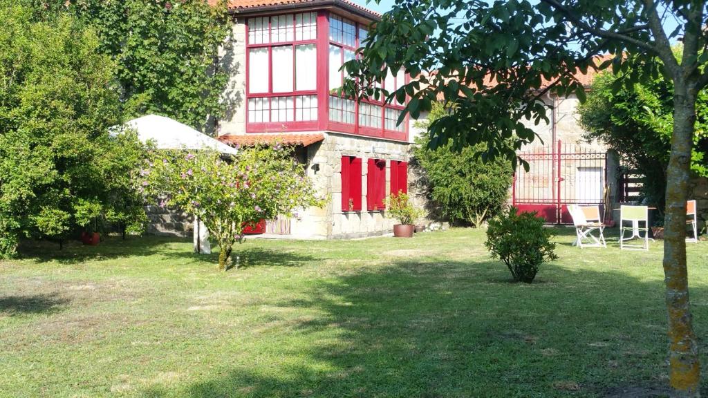 A garden outside A CASA DO BUXO
