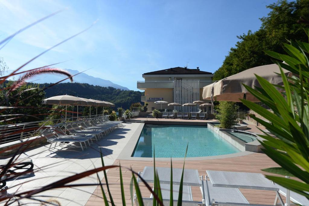 Bazén v ubytování Hotel Ambassador nebo v jeho okolí