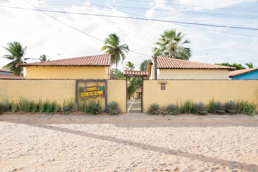 un edificio junto a una playa con palmeras en Pousada e Chalés Recantos do Mar, en Barra Grande