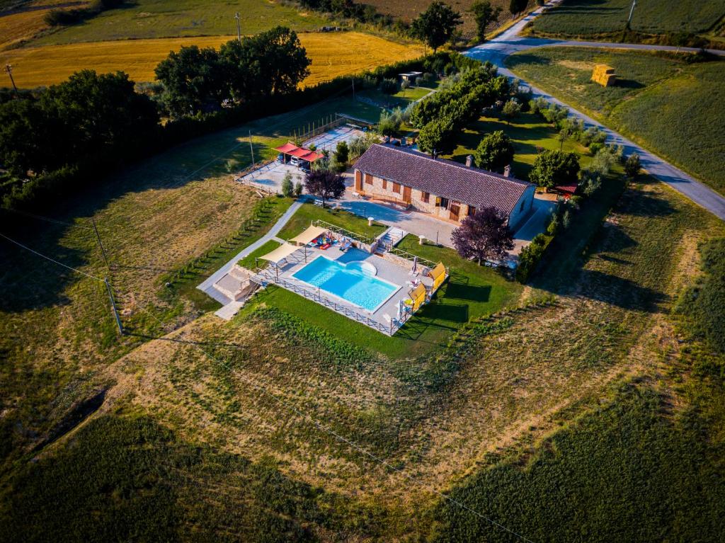 The swimming pool at or close to Agriturismo Il Falco