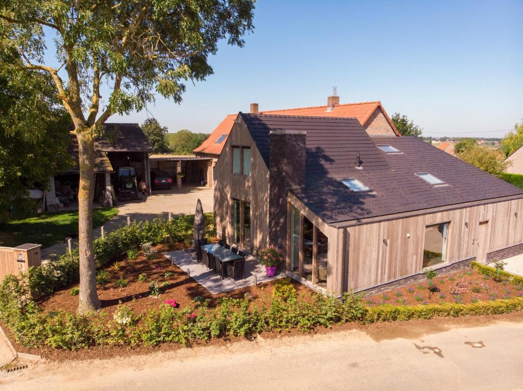 een uitzicht op een huis met een tuin bij B&B Meulecauter in Oudenaarde