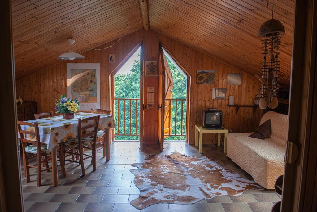 盧里西亞的住宿－Mansardato In Lurisia，客房设有桌子、床和窗户。