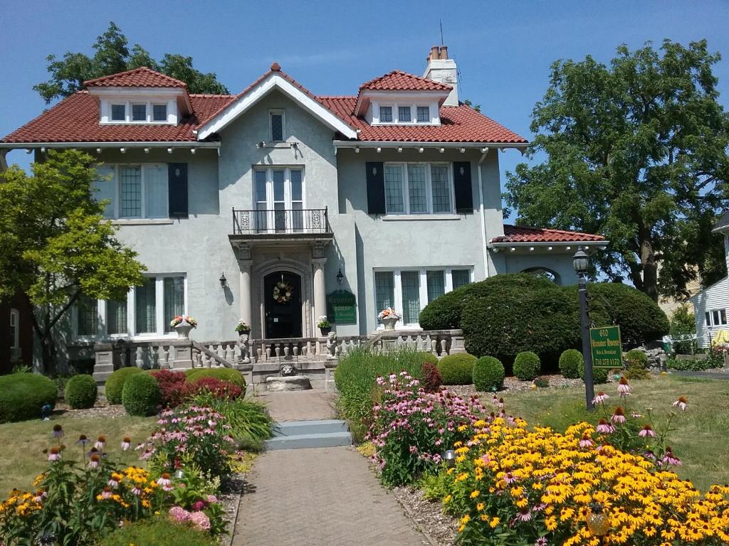 duży dom z kwiatami przed nim w obiekcie Hanover House Bed and Breakfast w mieście Niagara Falls