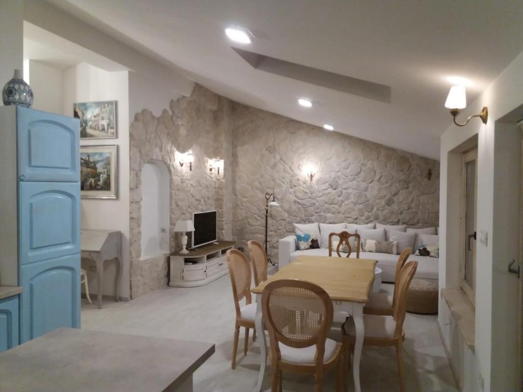 - une salle à manger et un salon avec une table et des chaises dans l'établissement Ad stellam maris, à Poreč