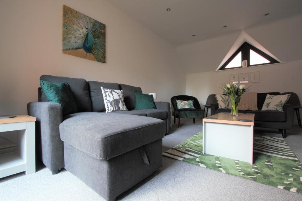 ein Wohnzimmer mit einem Sofa und einem Stuhl in der Unterkunft Canal House in Chester