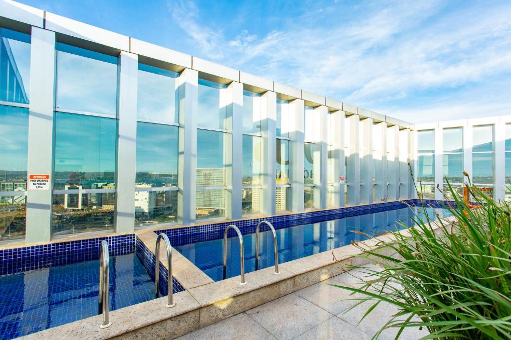 a swimming pool on the roof of a building at Flat Vision Hoteleiro Norte in Brasilia
