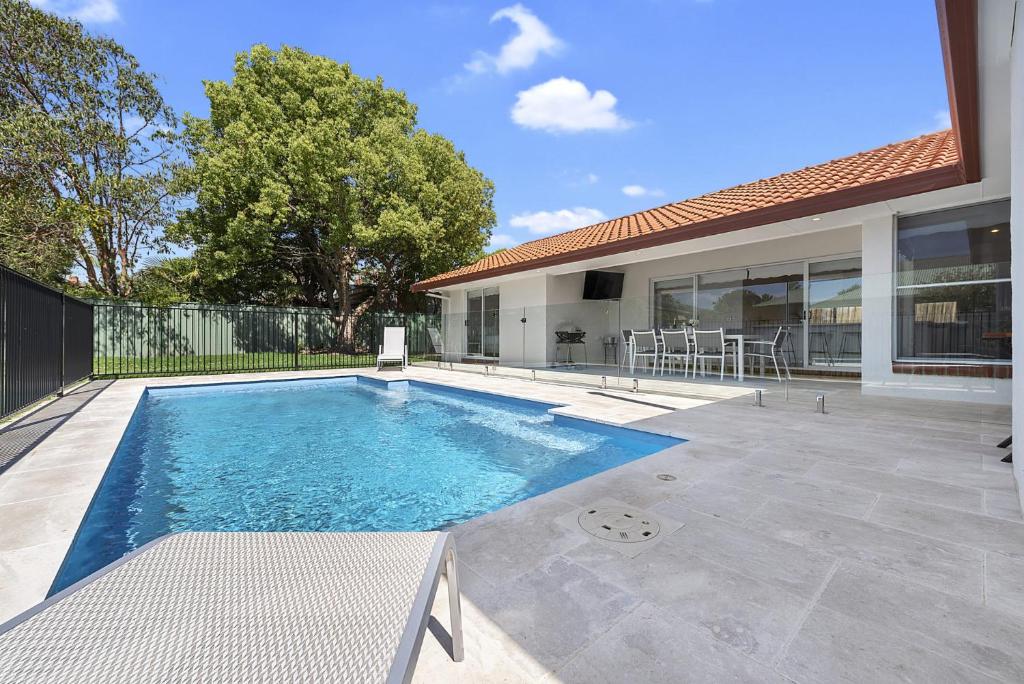 una piscina en el patio trasero de una casa en The Orchard, en Yarrawonga