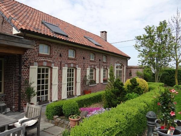 ein Backsteinhaus mit Garten davor in der Unterkunft B&B Hoeve Ransberg in Ransberg