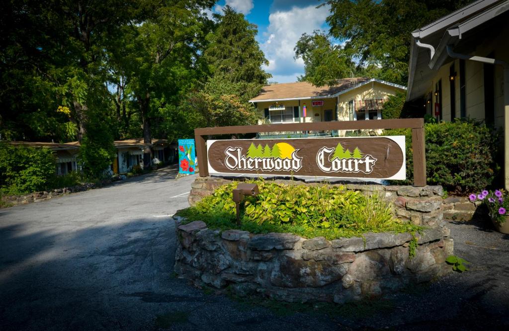 una señal para un centro de quiroprácticos frente a una casa en Sherwood Court Cottages, en Eureka Springs
