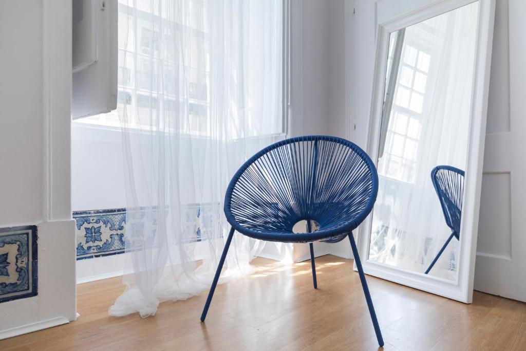 کاشی های آبی در مرکز شهر - Blue Tiles in City Center، کاشی های آبی در مرکز شهر
