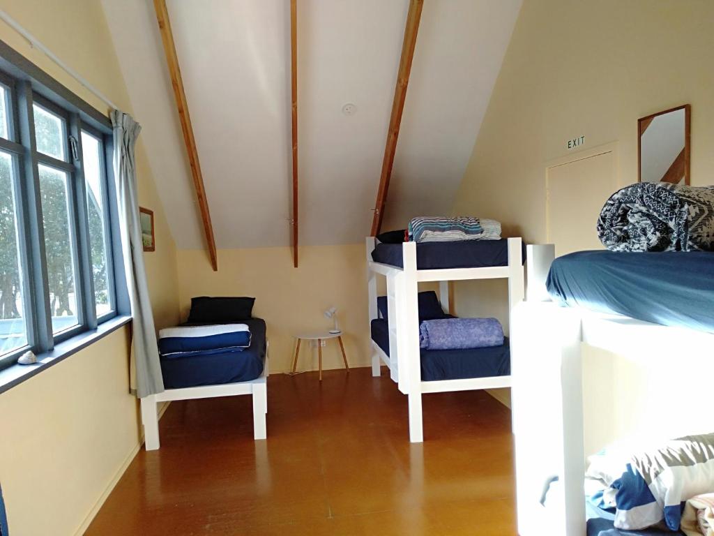 Postel nebo postele na pokoji v ubytování Raglan Backpackers