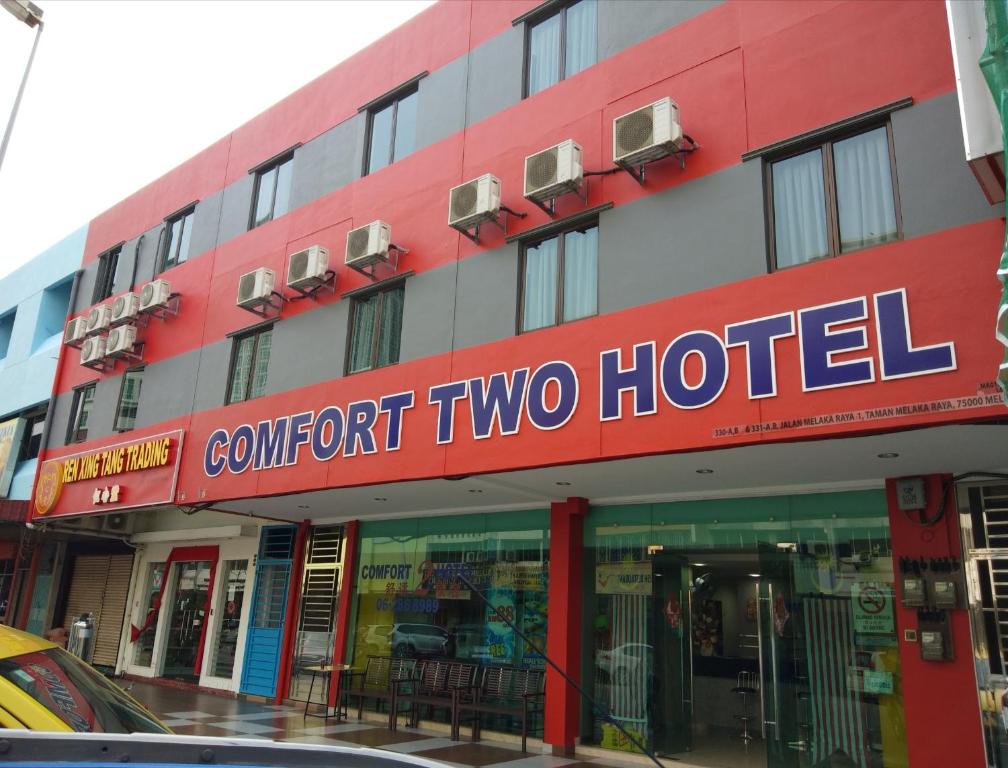 un hotel rojo y blanco con un cartel que dice confort dos hotel en Comfort Two Hotel, en Melaka