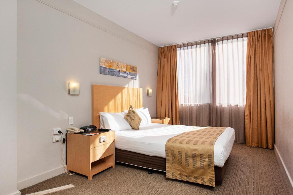 Postel nebo postele na pokoji v ubytování Quality Hotel Ambassador Perth