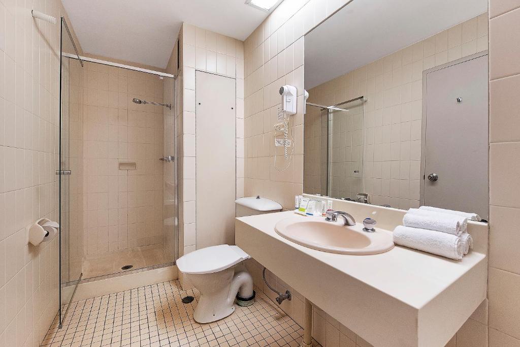 Koupelna v ubytování Quality Hotel Ambassador Perth