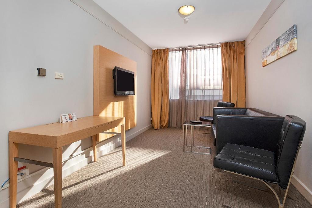 TV a/nebo společenská místnost v ubytování Quality Hotel Ambassador Perth