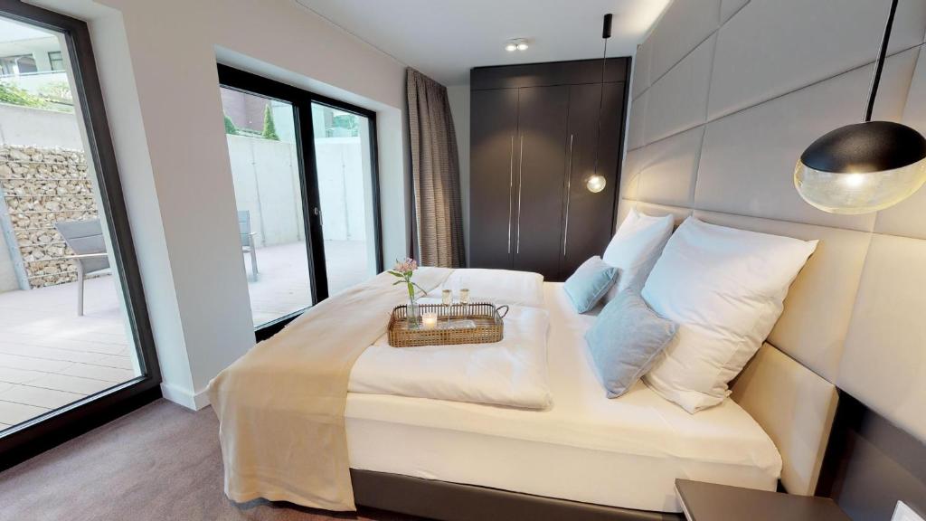 een slaapkamer met een bed met een mand erop bij White Pearl Apartment 0.06 in Timmendorfer Strand