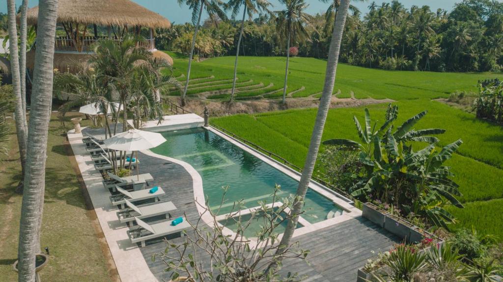 una vista aérea de una piscina en un complejo en Coco Verde Bali Resort en Tanah Lot