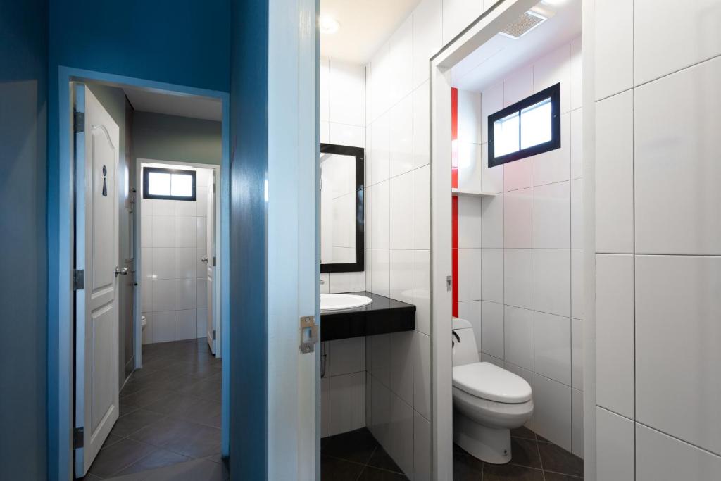 Koupelna v ubytování iNest Poshtel