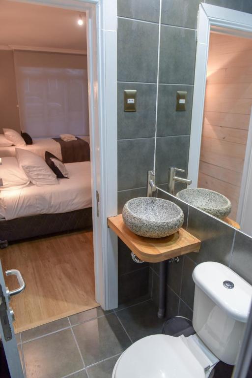 Koupelna v ubytování Hostal Boutique Puerta Roja