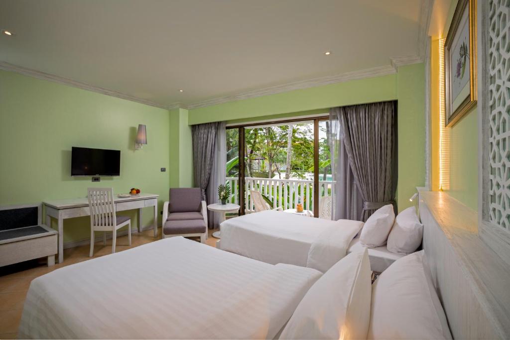 Телевизор и/или развлекательный центр в Aonang Villa Resort I Beach Front